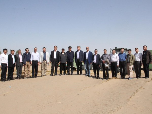 中國林學(xué)會(huì)“多功能固沙集成技術(shù)裝備創(chuàng)制與應(yīng)用”項(xiàng)目科技成果評(píng)價(jià)會(huì)在全國荒漠化防治（機(jī)械治沙工程）試驗(yàn)示范基地 成功舉辦