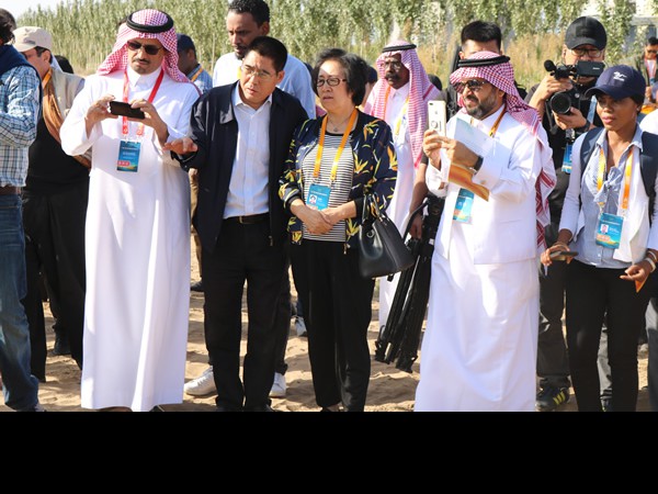 “一帶一路”生態(tài)治理民間合作國際論壇代表考察甘肅建投全國荒漠化防治（機械治沙工程）試驗示范基地