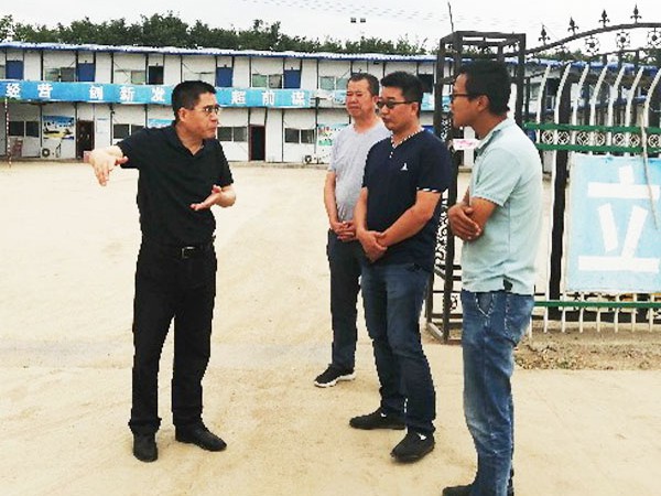 新能源公司董事長(zhǎng)馬有勝看望慰問京新高速（G7）新疆境內(nèi)大烏段改擴(kuò)建公路項(xiàng)目一線員工