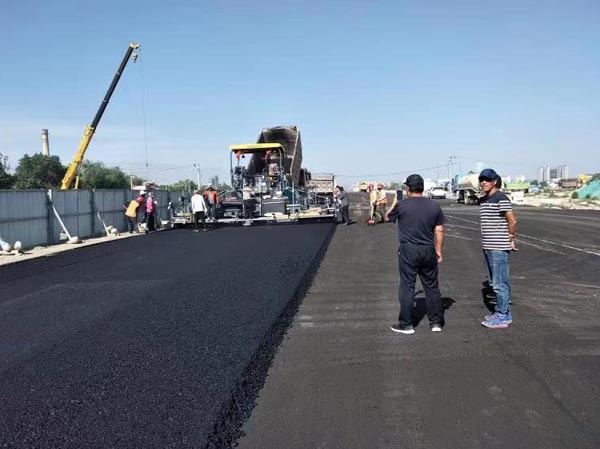 武威北二環(huán)項(xiàng)目主干道進(jìn)入最后鋪設(shè)瀝青階段