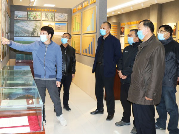 武威市政協(xié)領(lǐng)導(dǎo)馬得明一行調(diào)研甘肅建投全國(guó)荒漠化（機(jī)械治沙工程）試驗(yàn)示范基地