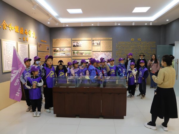 甘肅建投新能源公司沙漠研學旅行基地舉辦“沙漠尋綠，奪寶之旅”主題研學活動