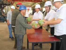 甘肅建投新能源公司開展“關(guān)愛職工 夏送清涼”慰問活動(dòng) ——炎炎夏日戰(zhàn)酷暑 慰問一線潤心田